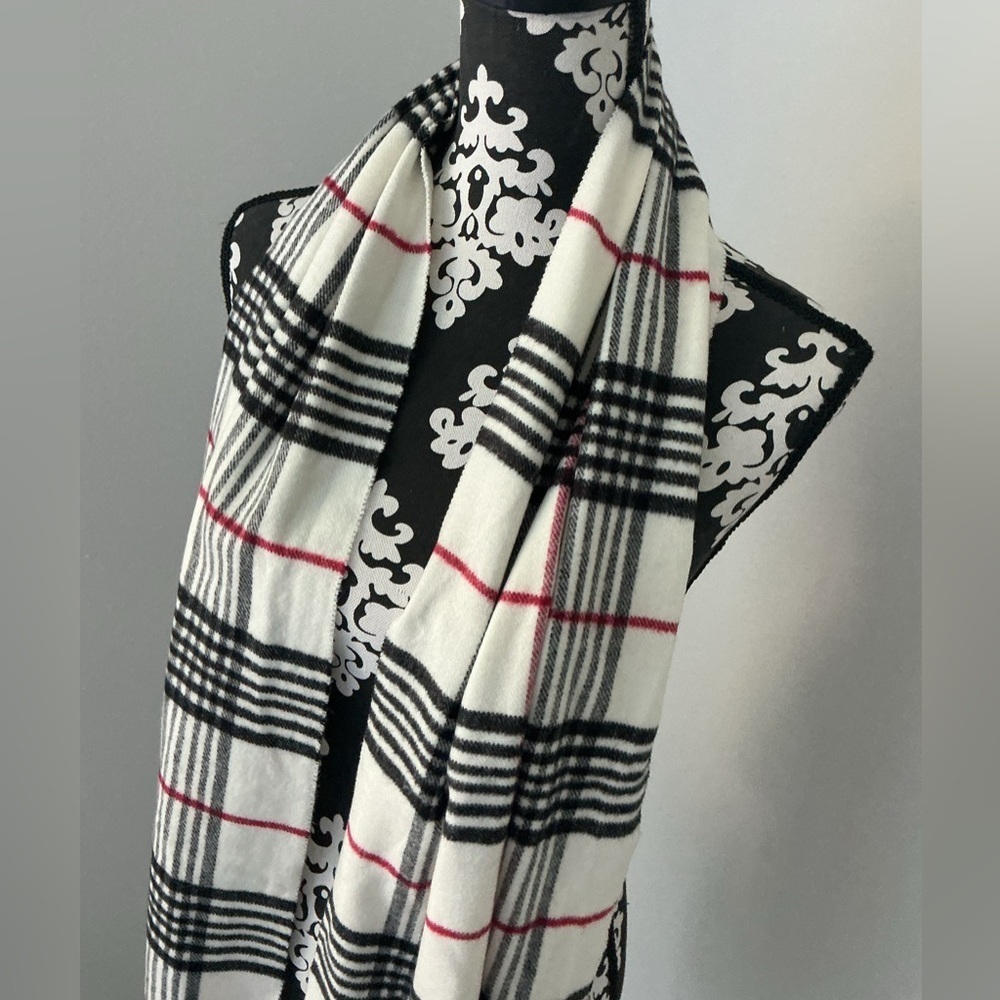 Elegant  Black and White Cashmere Plaid Scarf - Picture 2 of 9